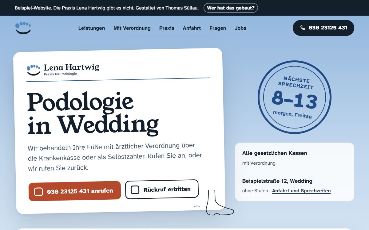 Die Beispielseite der erfundenen Praxis für Podologie Lena Hartwig am Computer: Terminkarte mit Überschrift „Podologie in Wedding“, Anruf-Knopf und Datumsstempel mit der heutigen Sprechzeit.
